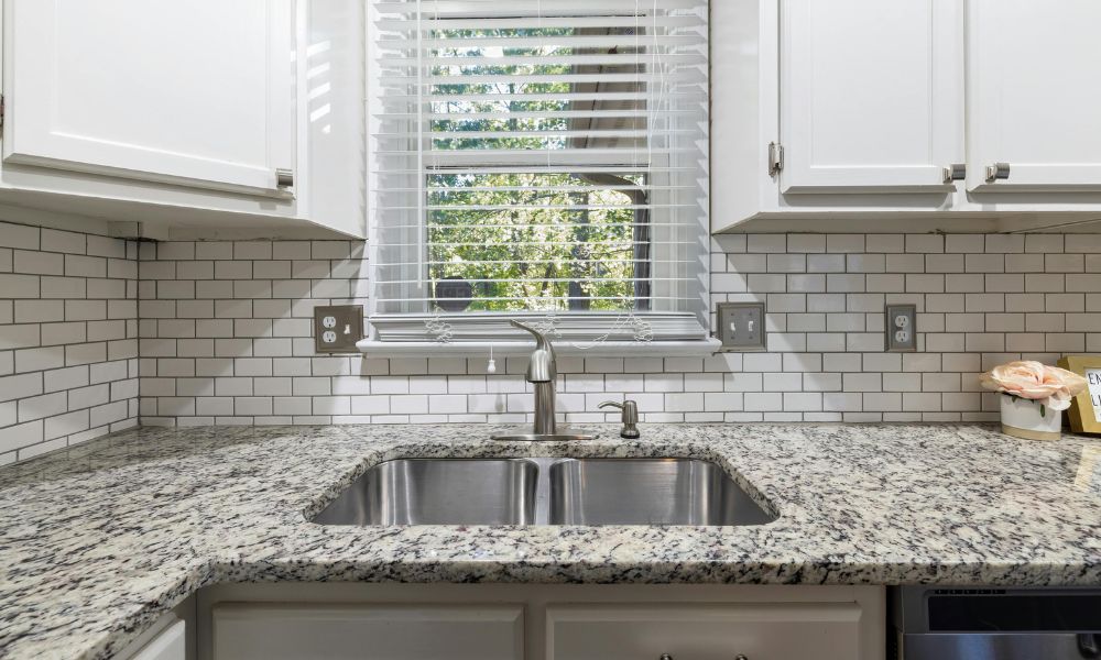 undermount kitchen sink, quartz countertop