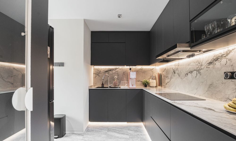 luxe kitchen with sintered stone MYSA countertops and black cabinets